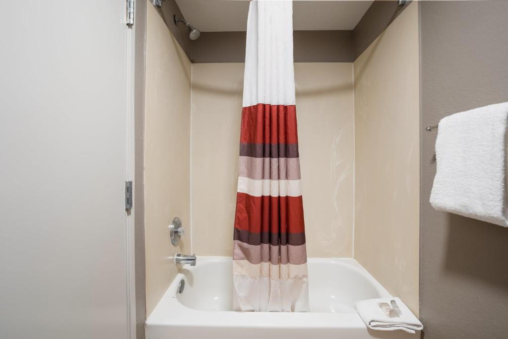 Red Roof Inn Tucson North - Marana - Standard King Room Smoke Free