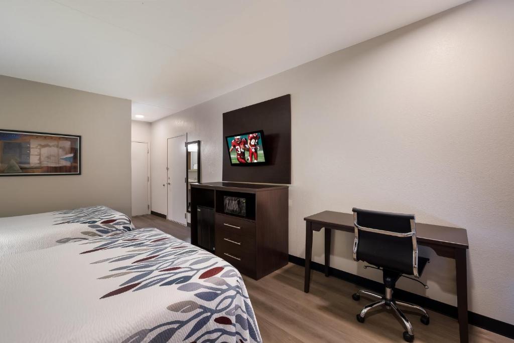 a bedroom with a bed and a desk and a computer at Red Roof Inn Tucson North - Marana in Tucson