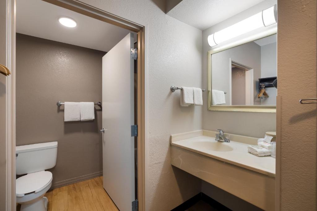 Red Roof Inn Tucson North - Marana - Superior King Room Smoke Free