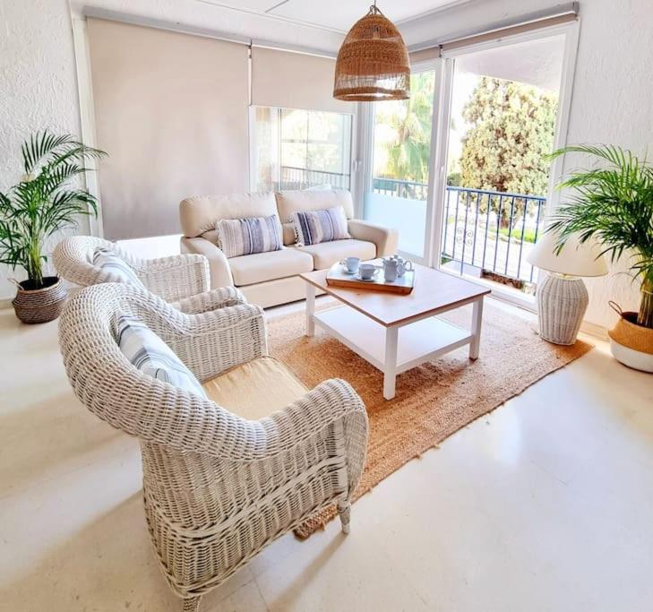 un soggiorno con divano, sedie e tavolo di Apartamento Relax y Golf a Mijas