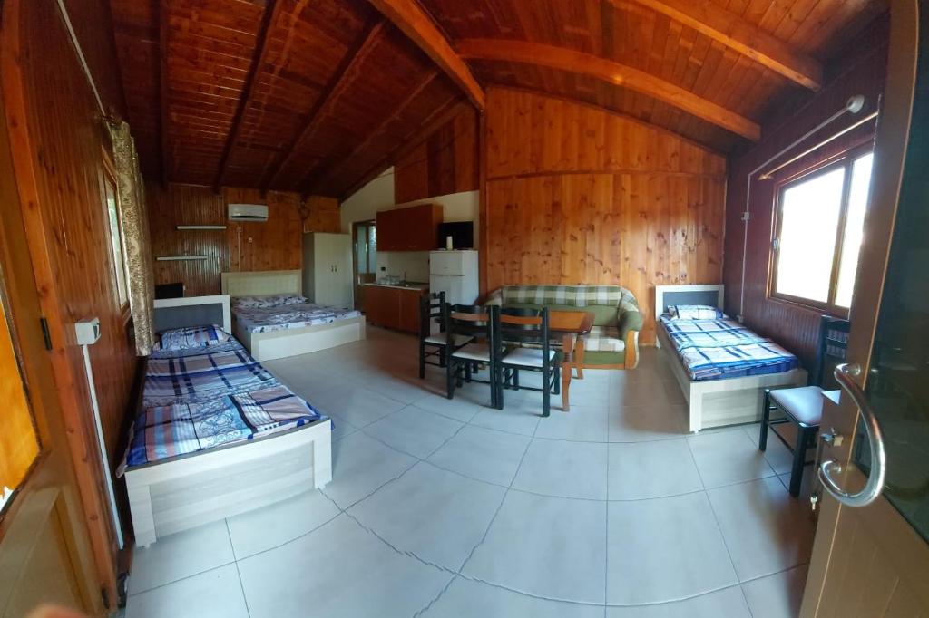 Zimmer mit 4 Betten und einem Tisch in der Unterkunft Summer Tale Rooms in Lezha