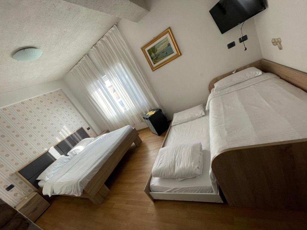 Statjunea BorsaにあるRiver Sideのツインベッド2台が備わる客室です。