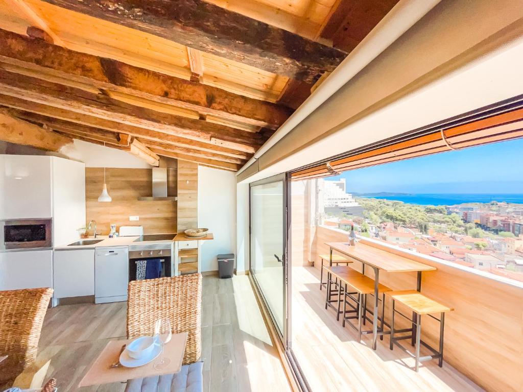 - une cuisine et une salle à manger avec vue sur l'océan dans l'établissement Unik Vacation Panoramic, à Tarragone