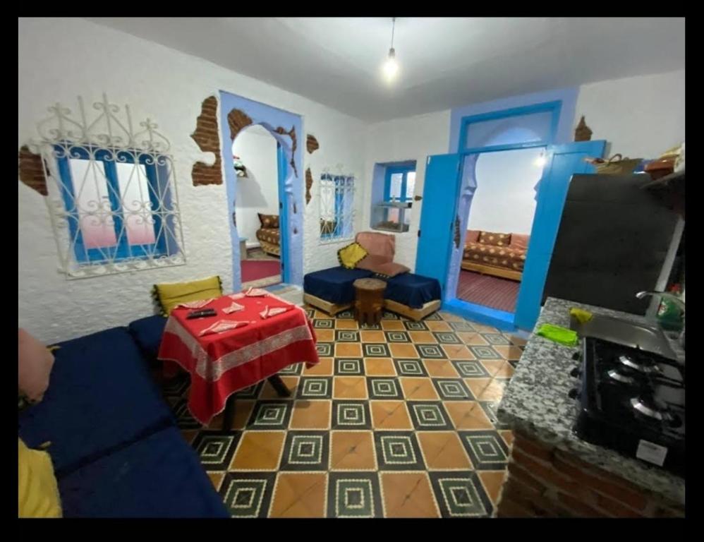 Una televisión o centro de entretenimiento en Casa Anas