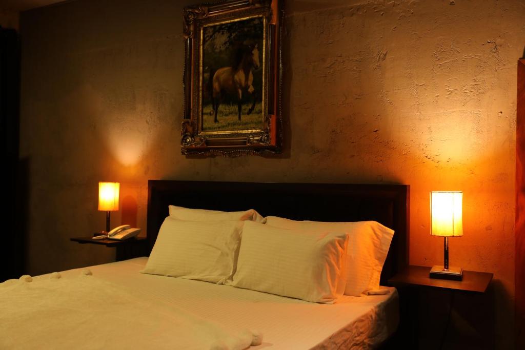 Postel nebo postele na pokoji v ubytování Aayu Hanthana Boutique Hotel