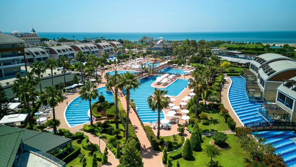 einen Luftblick auf einen Pool in einem Resort in der Unterkunft Tui Magic Life Jacaranda in Side