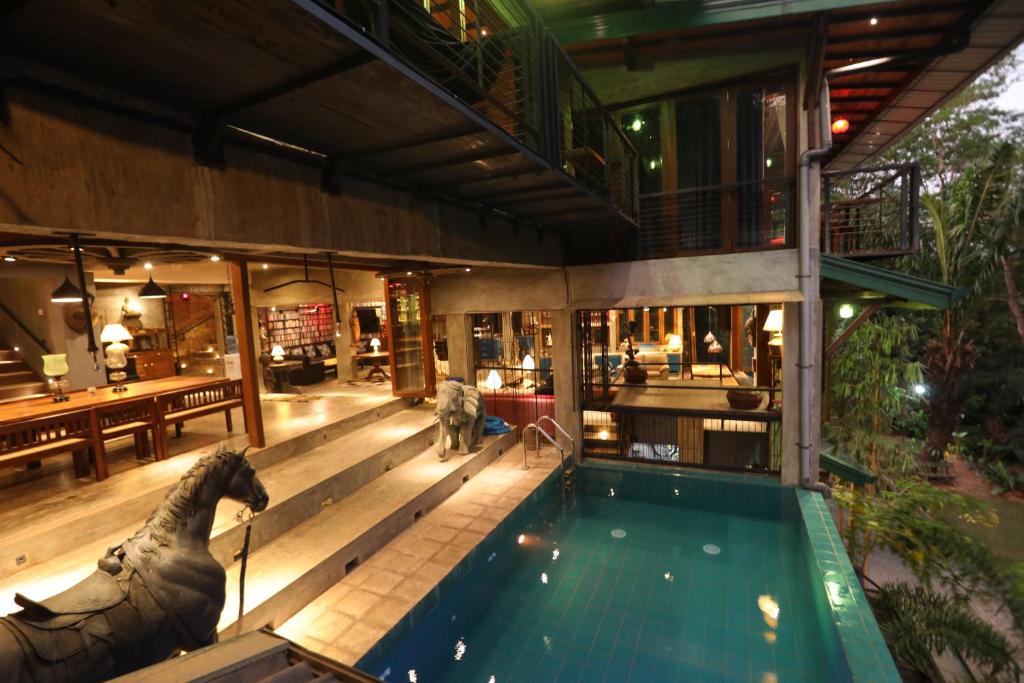 Bazén v ubytování Aayu Hanthana Boutique Hotel nebo v jeho okolí