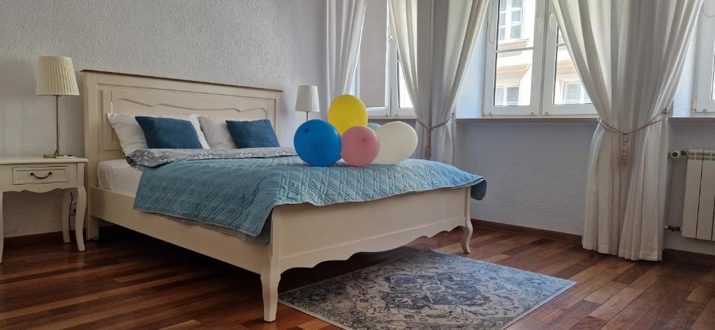 een slaapkamer met een bed met ballonnen erop bij Old Town Essence Apartment in Warschau