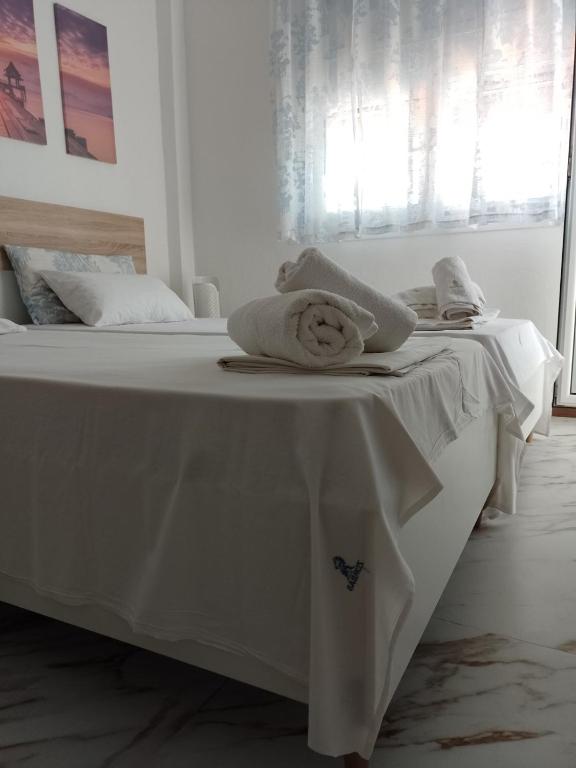 Postel nebo postele na pokoji v ubytování Ιόλη