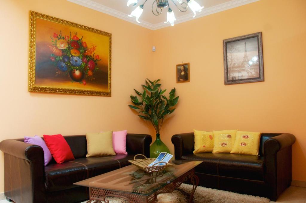 uma sala de estar com dois sofás e uma mesa em A Casa di Katia Salento em Presicce