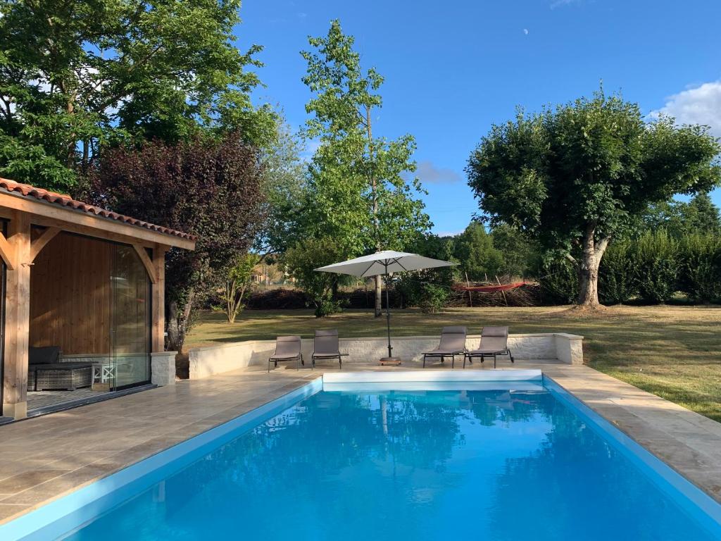 Πισίνα στο ή κοντά στο Lovely 8 Persons House in Alles-sur-Dordogne