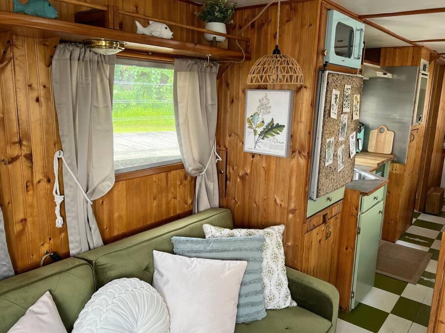 Nhà bếp/bếp nhỏ tại Vintage Minnow for 2 Houseboat