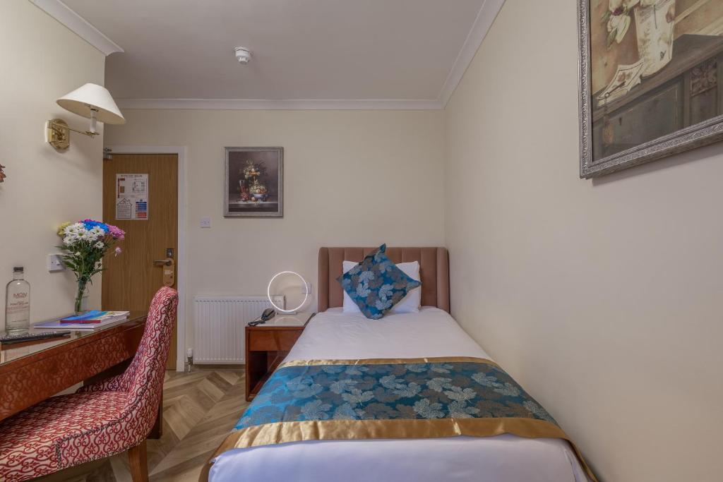 Postel nebo postele na pokoji v ubytování Muthu Fort William Hotel