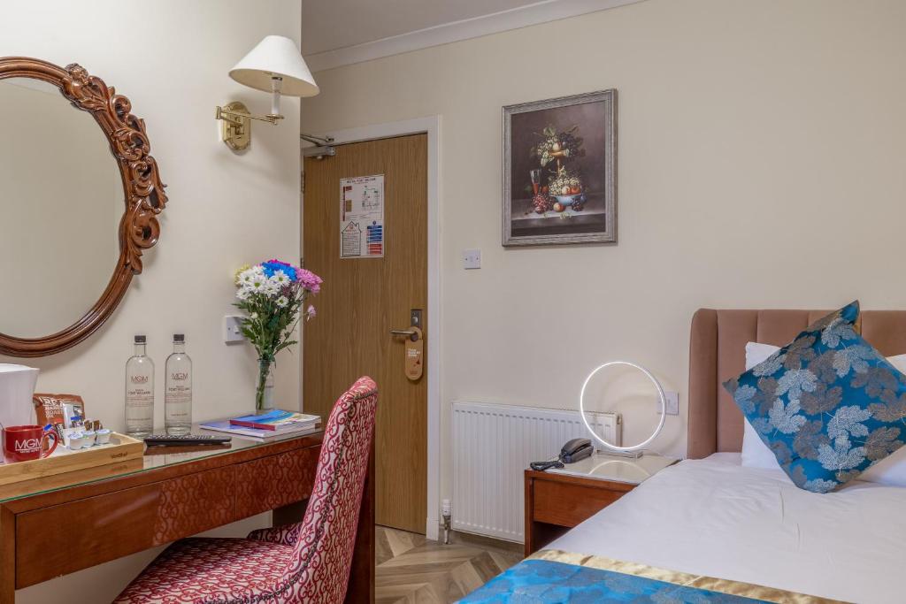 Postel nebo postele na pokoji v ubytování Muthu Fort William Hotel