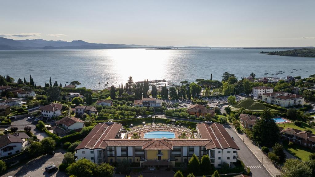una vista aerea di una città vicino all'acqua di Le Terrazze sul Lago Hotel & Residence a Padenghe sul Garda