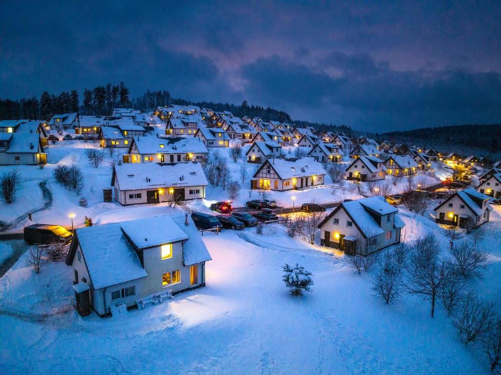 ヴィンターベルクにあるLandal Winterbergの夜雪に覆われた小さな町