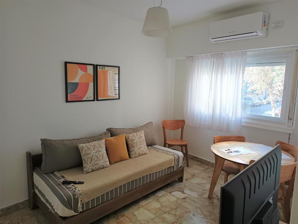 uma sala de estar com um sofá e uma mesa em Hermoso departamento en el corazón de Palermo Soho em Buenos Aires