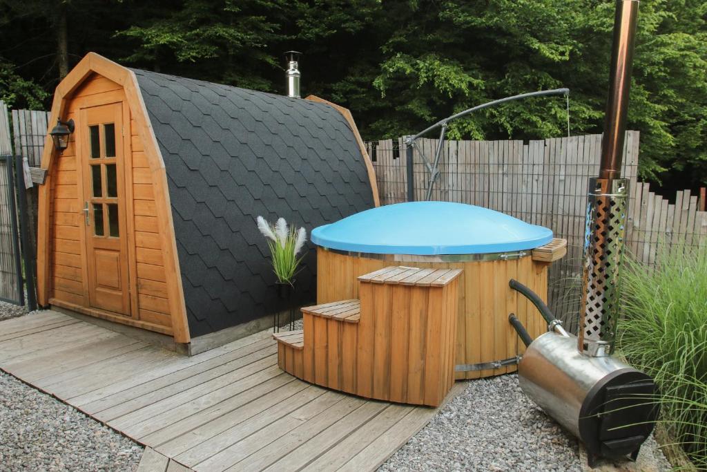 una sauna y una bañera de hidromasaje en una terraza de madera en Zoo park Ranč Aladin - Glamping apartment, en Mirna