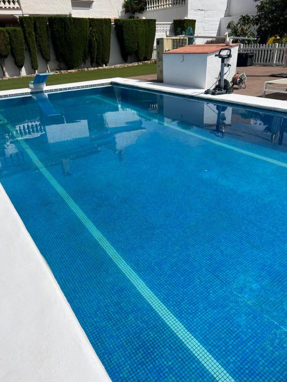 Bazén v ubytování Studio Poniente 450m to beach nebo v jeho okolí