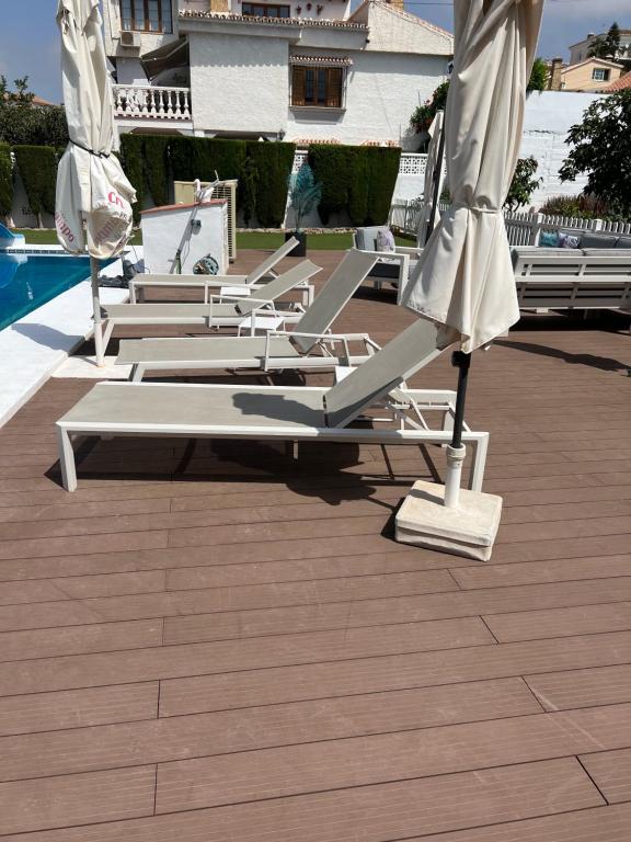 Bazén v ubytování Studio Poniente 450m to beach nebo v jeho okolí