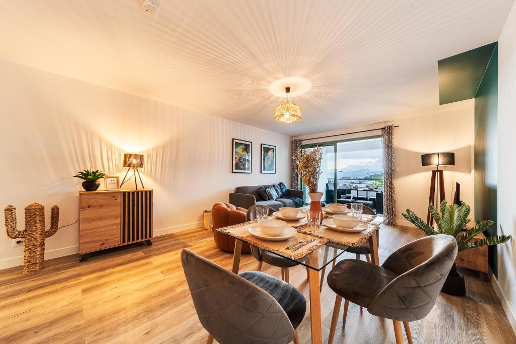 a living room with a table and chairs at Appartement spacieux avec vue in Le Tampon