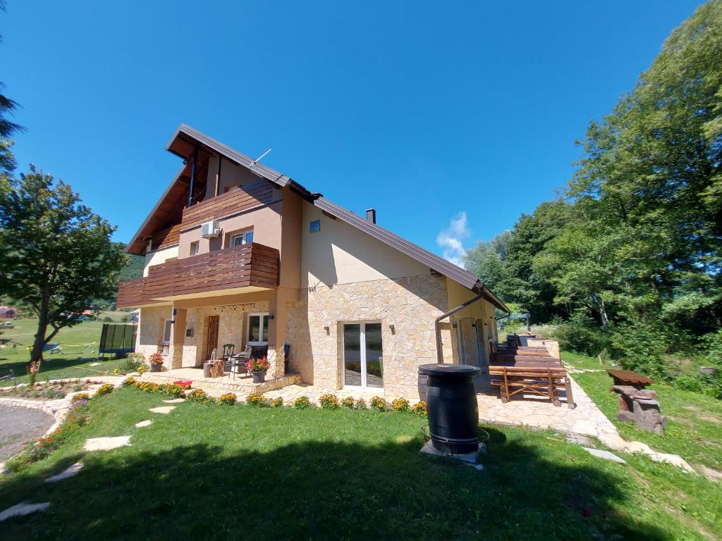 een klein huis met een vuilnisbak in de tuin bij O'Toole's, Plitvice in Korenica