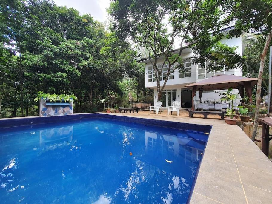 una grande piscina blu di fronte a una casa di Country Home w Private Pool at Antipolo ad Antipolo