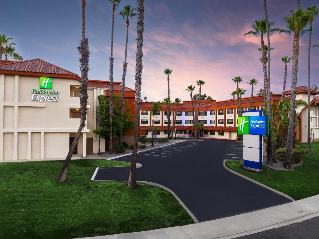 une représentation de l'avant d'un hôtel avec des palmiers dans l'établissement Holiday Inn Express La Mesa Near SDSU, an IHG Hotel, à La Mesa