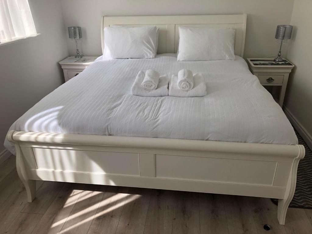 Postel nebo postele na pokoji v ubytování Railway Avenue Rooms