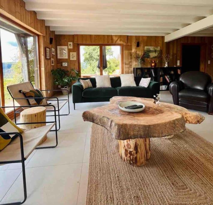 sala de estar con sofá y mesa de centro en Chalet Alto, en Basse-sur-le-Rupt