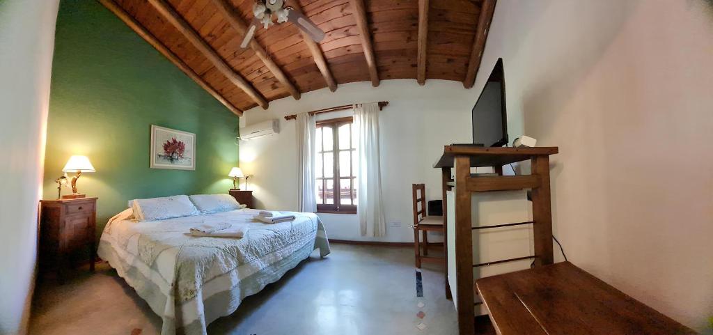 1 dormitorio con cama y ventana en Posada La Lucía - Adults Only en Villa General Belgrano