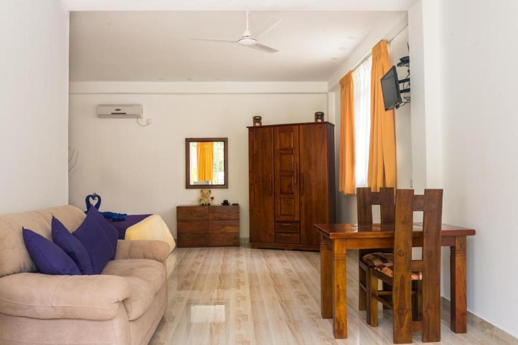 TV a/nebo společenská místnost v ubytování Emerald Villas Weligama