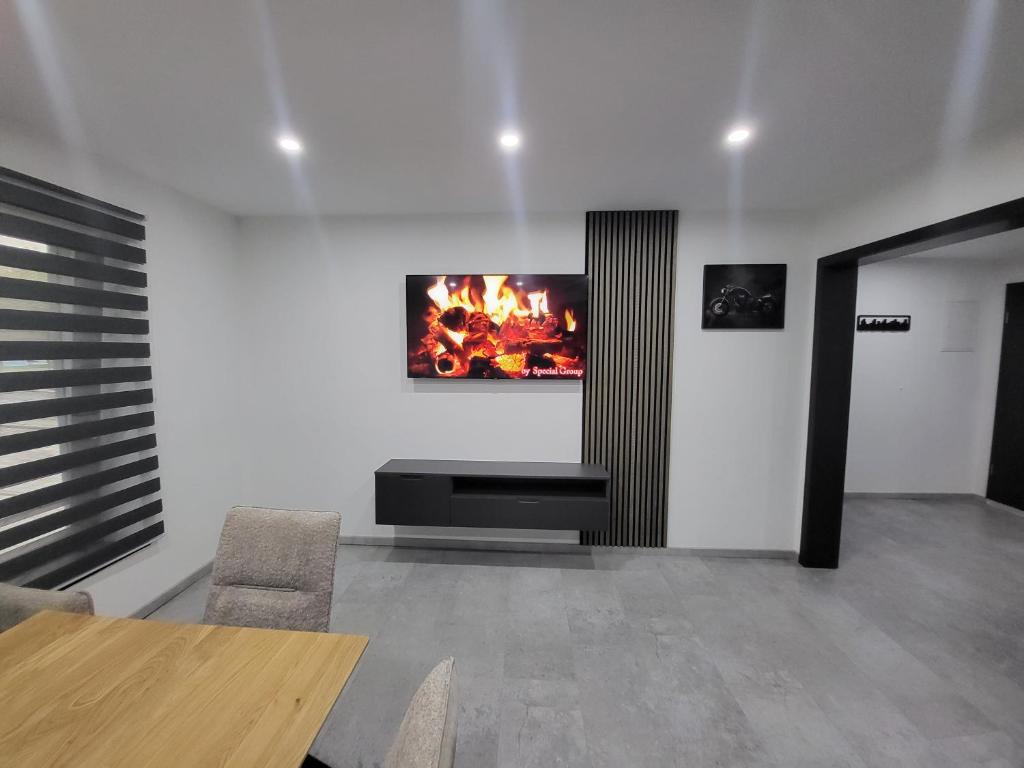 uma sala de estar com uma televisão na parede em Residenz 12 em Dinkelsbühl