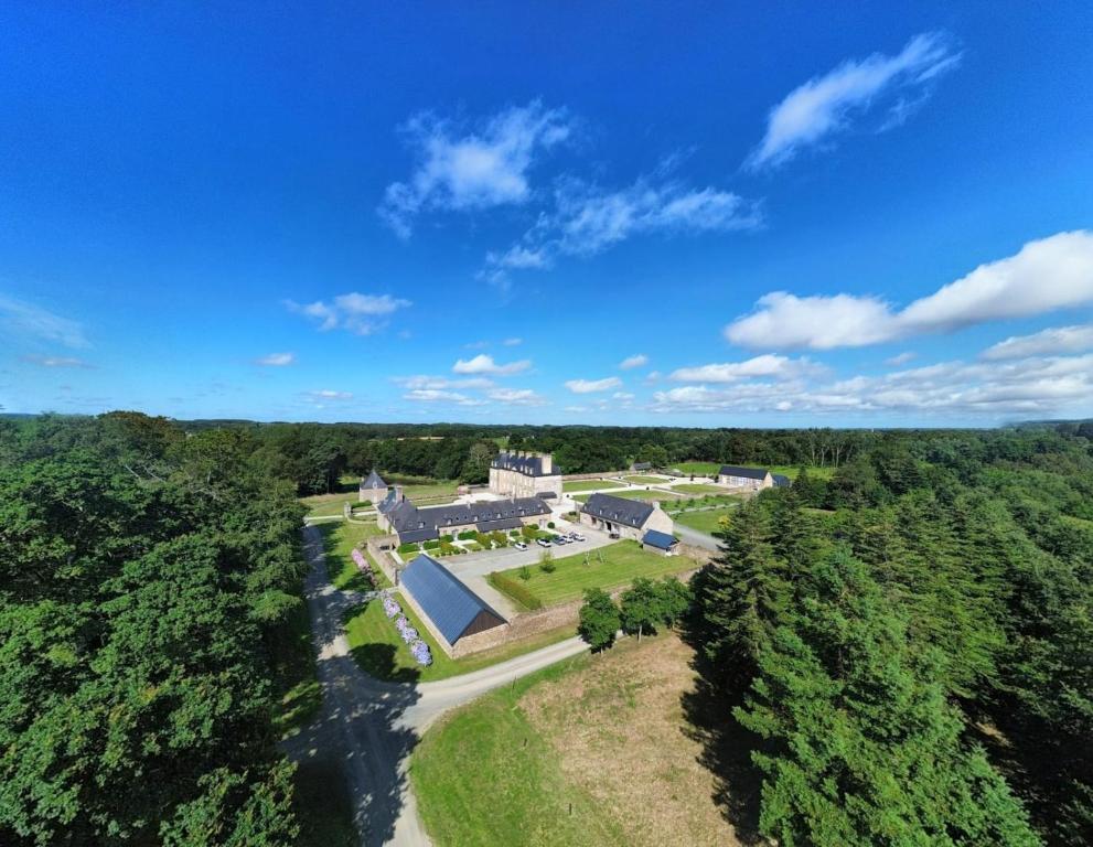 eine Luftansicht eines Hauses mit Pool in der Unterkunft Gite du Bois de la Salle in Pléguien