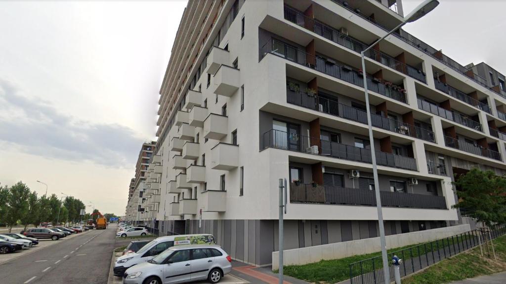 ein Gebäude mit Balkonen an der Straßenseite in der Unterkunft 1 room Apartment with terrace, Slnečnice, 18B in Bratislava