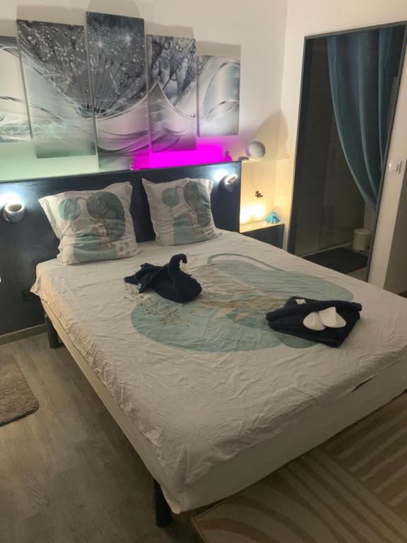 Ένα ή περισσότερα κρεβάτια σε δωμάτιο στο chambre double dans villa