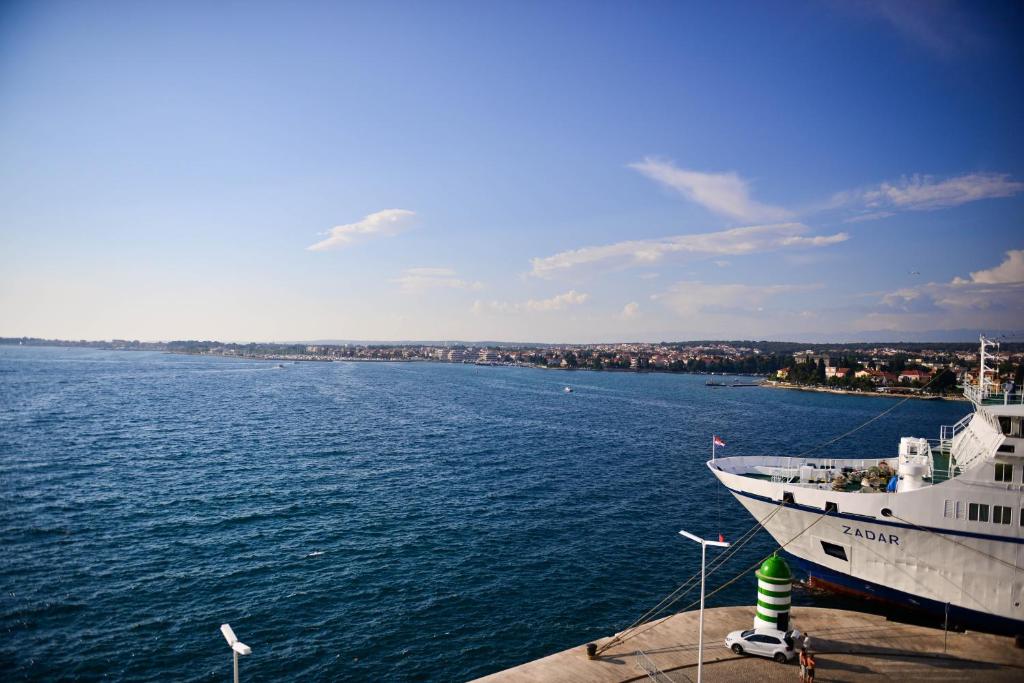 un barco está atracado en un muelle en el agua en Sun Mijo, en Zadar