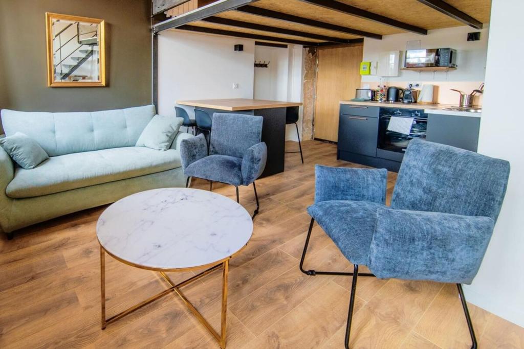 里昂的住宿－Le petit Dumont-appartement 2pers-Croix-Rousse，客厅配有沙发、两把椅子和一张桌子