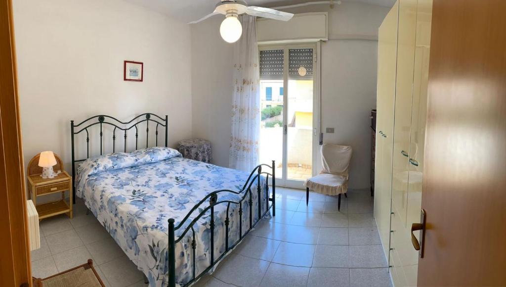 sypialnia z łóżkiem i przesuwnymi szklanymi drzwiami w obiekcie A... Mare Sicilia w mieście Marina di Modica