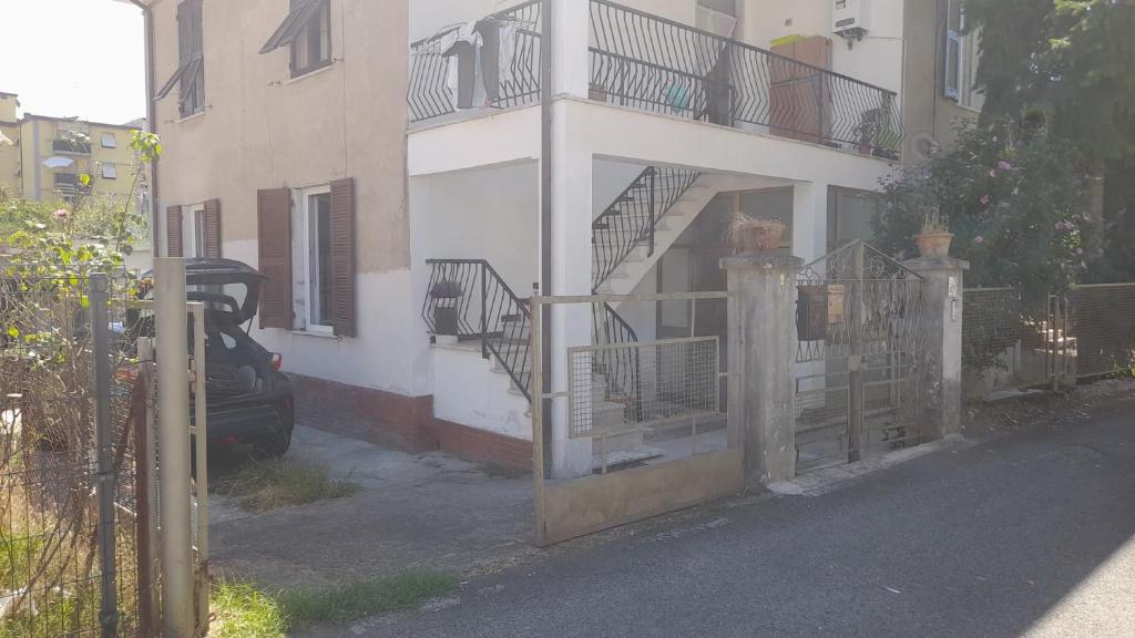 una casa con una puerta delante de un edificio en IN PANDORA'S BOX 5 LANDS, en Vezzano Ligure
