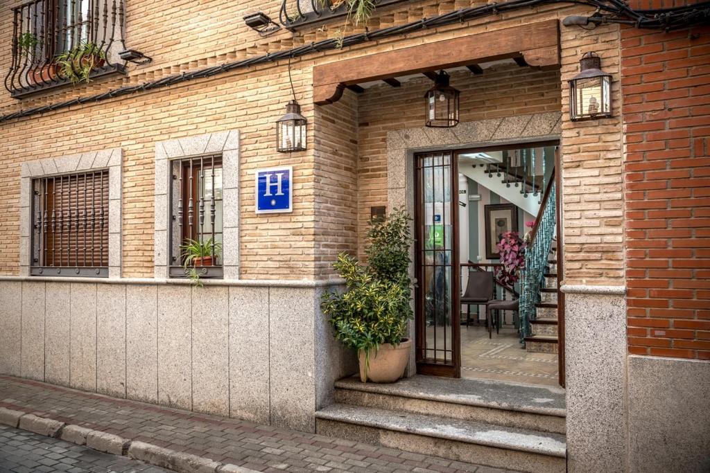 an entrance to a brick building with a door at Hostal Tic-Tac in Mocejón