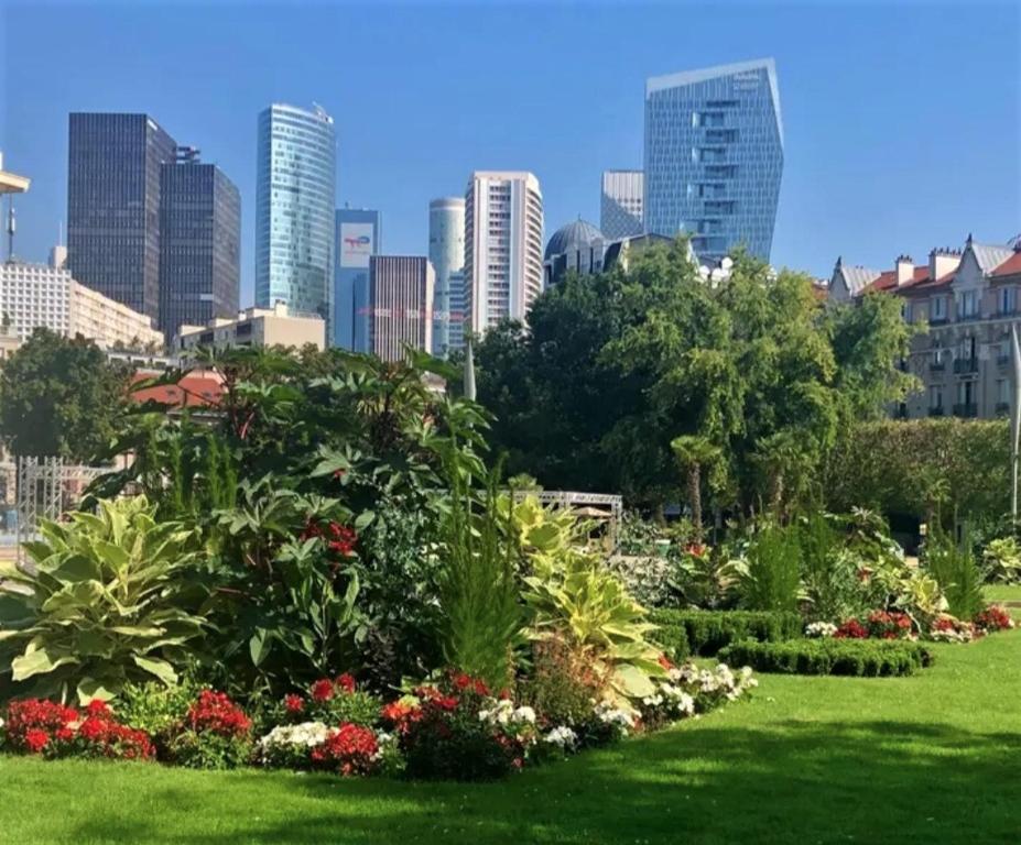 Zahrada ubytování Appartement avec Terrasse à Puteaux 92