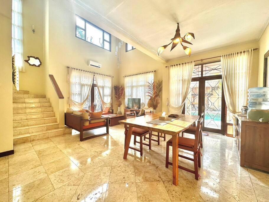 een grote woonkamer met een tafel en stoelen bij kuta 5BR private villa pool ,near airport, in Kuta