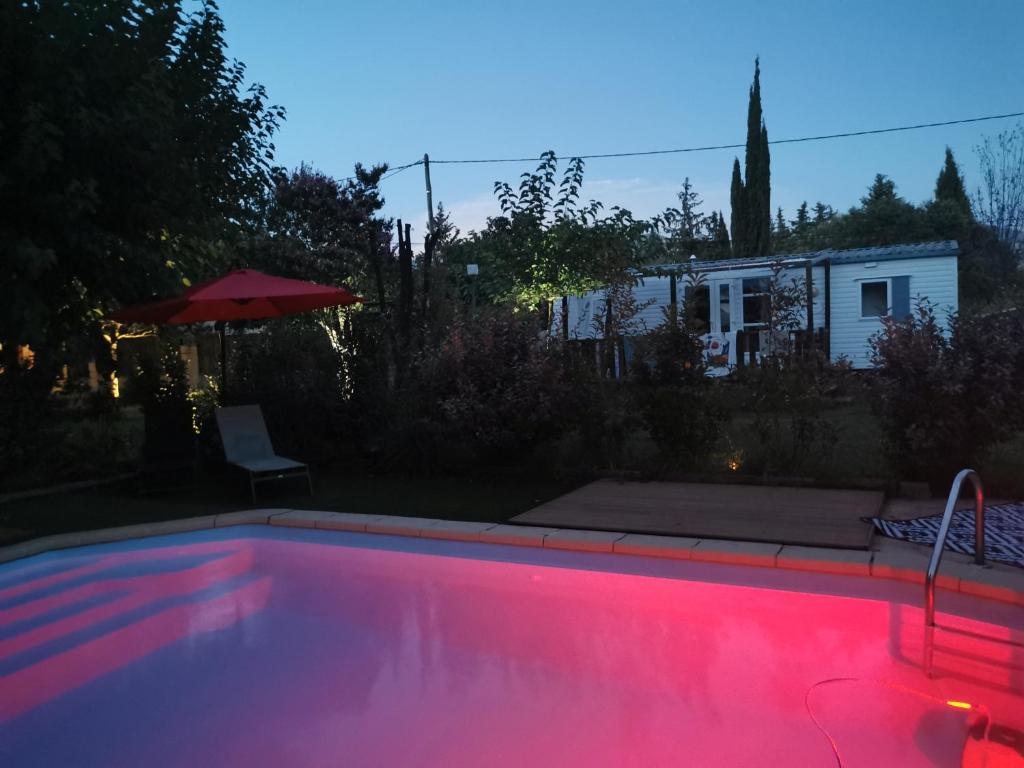Basen w obiekcie Dépendance cosy entre jardin et jacuzzi privés et piscine partagée lub w pobliżu