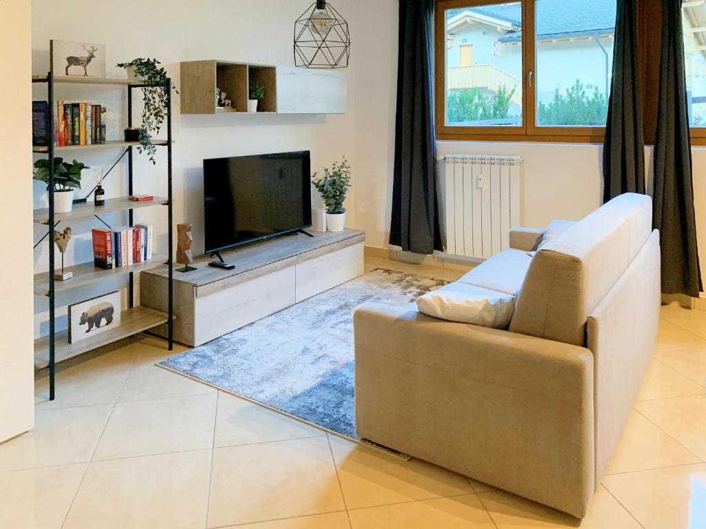 - un salon avec un canapé et une télévision dans l'établissement Charming studio on the slopes - Apartment Oliver Folgarida, à Folgarida