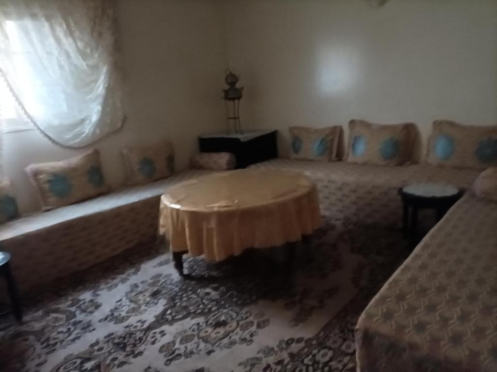 un soggiorno con divano e tavolo di Ain sbaa Hay mohmmadi a Casablanca