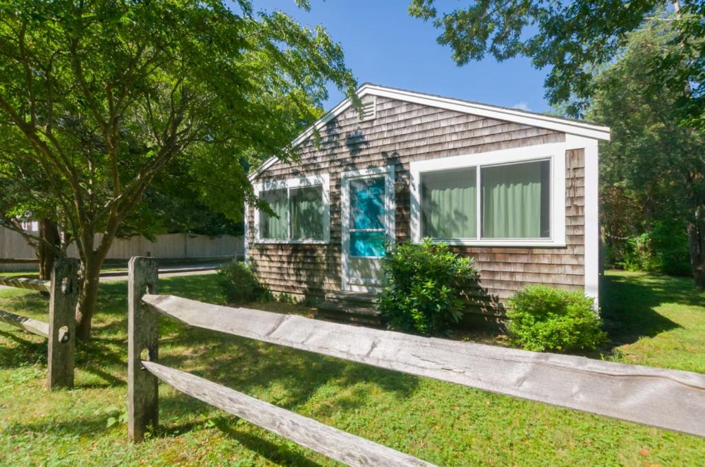 Κήπος έξω από το 77 Ploughed Neck Road East Sandwich - The Little House