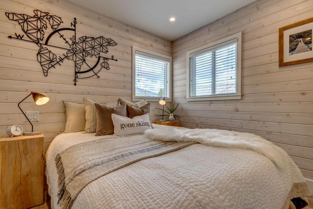 una camera da letto con pareti in legno e un grande letto di creekside Innsbrook a Whistler
