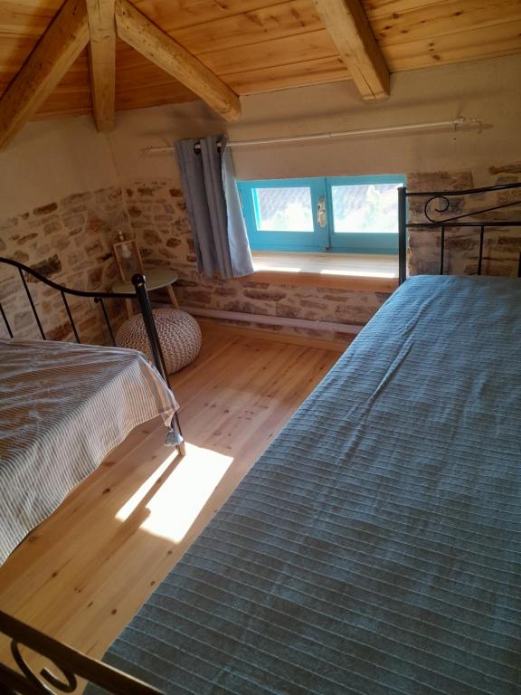 1 dormitorio con cama y ventana en Nectar, en Lavkos