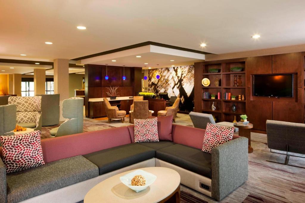 salon z kanapą i telewizorem w obiekcie Courtyard by Marriott Jackson w mieście Jackson